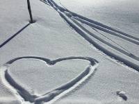 Herz im Schnee mit Tourenski-Spuren